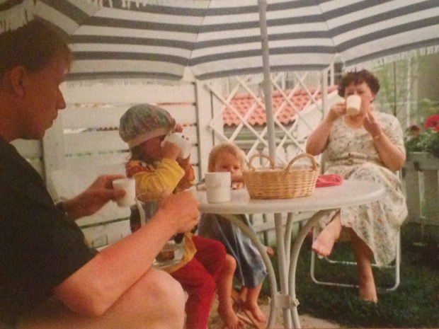 The beloved childhood days when we drank afternoon coffee with family instead of tapping the smartphones